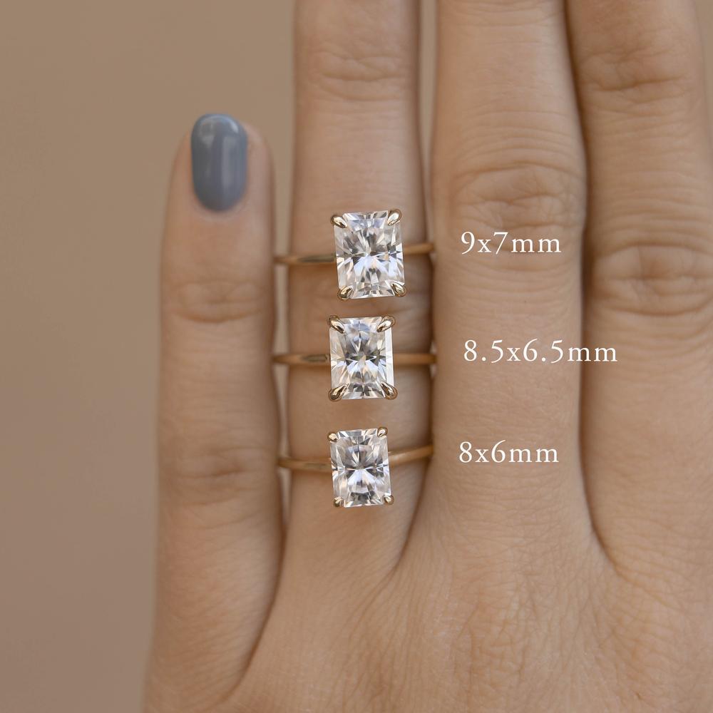 Solidaire Emeralds Cut Moissanite Ring