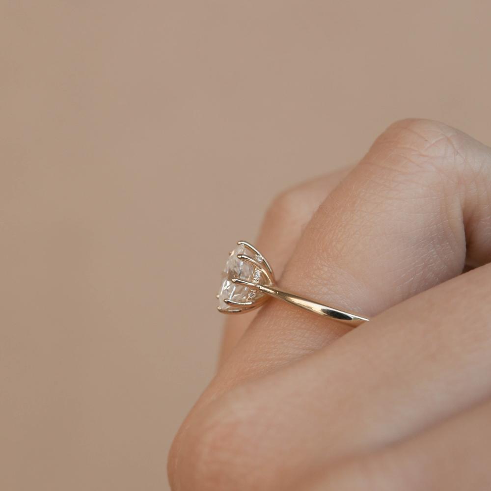 Oval Cut Moissanite Ring with 1 to 3 carats in 9k/10k/14k/18K White Gold, Yellow Gold or Rose Gold